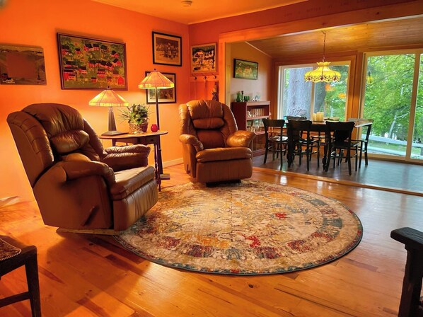 Big Pines living room with 2 leather recliners, perfect for relaxing.
