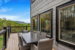 Mountain Bliss' al fresco dining area