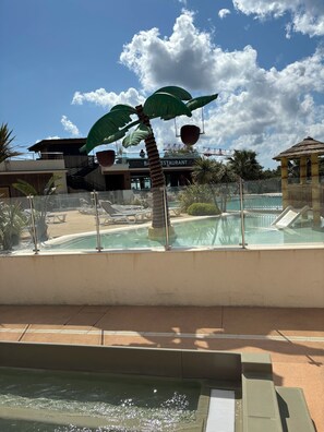 Notre piscine chaufée accueille petits et grands.