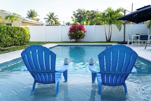 Coffee or drinks with your feet in the pool.