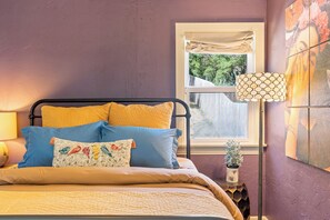 Comfy queen beds with 800-count 100% cotton bed sheets. Both soft and firm pillows provided.