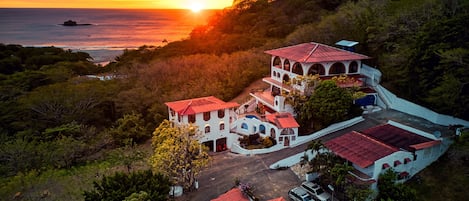 Vista frontal de la propiedad