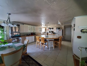 Kitchen & Dining