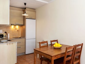Table, Meubles, Chaise, Bois, Design Intérieur, Sol, Sol, Tache De Bois, Mur, Table Cuisine Et Salle A Manger