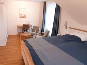 Schlafzimmer mit Arbeitsplatz