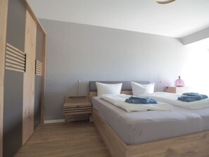 Schlafzimmer mit Doppelbett