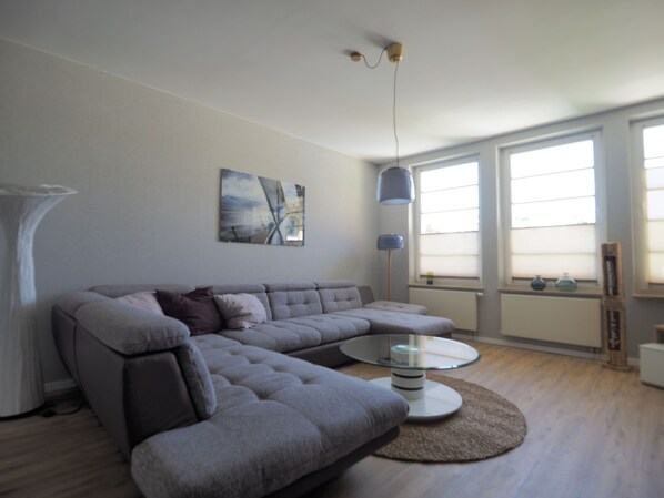 Wohnbereich mit Loungemöbeln