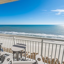 Balcony with Amazing Views of the Ocean