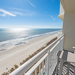 Balcony with Amazing Views of the Ocean