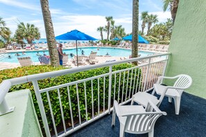 Overlooking both the Ocean and the Pool!