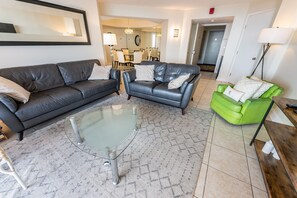 Direct Oceanfront Views, Beautifully Decorated Living Area