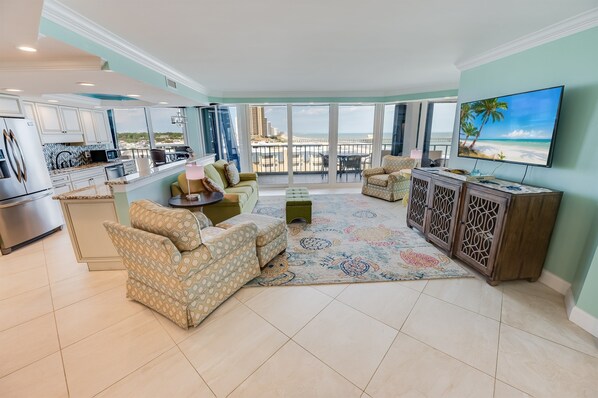 Large Open Living Room/Kitchen Area, Beautifully Decorated