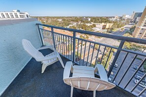 - Private balcony offering peaceful city views and breezy fresh air, perfect for relaxing - Unwind in a quiet space, ideal for morning coffee or evening conversations - Enjoy the mix of city energy and coastal charm from your own retreat