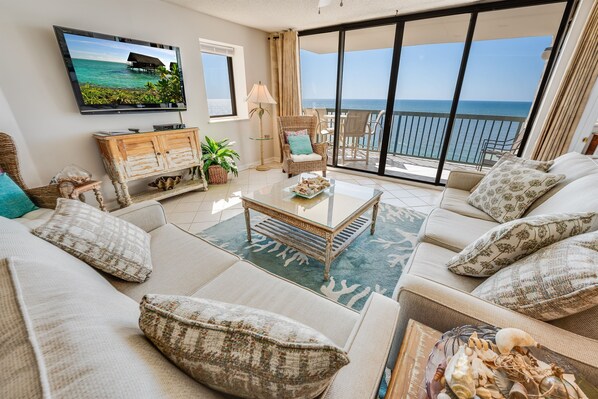 Direct Oceanfront, Beautifully Decorated, Large Living Room Area