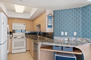 Beaitufl Kitchen area with Full Sized Appliances