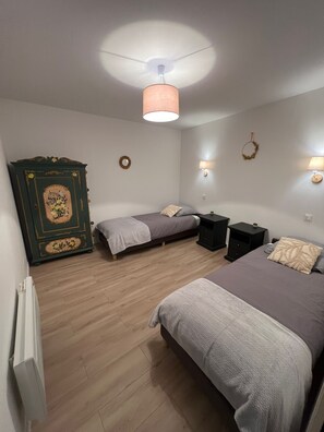 Sleeping area with 2 single beds