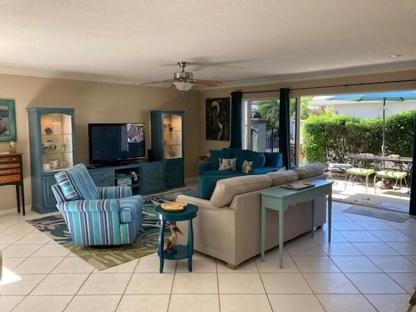 Living room/ Outdoor Area