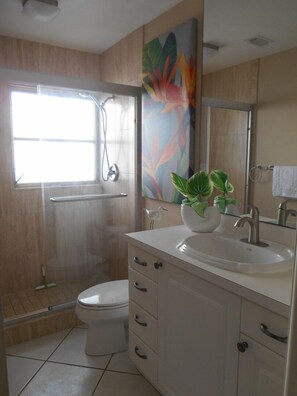 Hallway Bath w/Shower