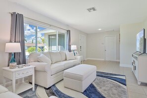 Azul - Spacious living with TV and pull-out couch
