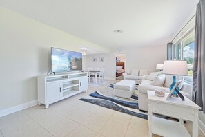 Azul - Spacious living with TV and pull-out couch