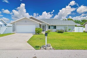 Azul - Enjoy the beautiful Florida weather in this 3 bed / 2 bath pool home with activities for the whole family. Close to shopping, dining and the famous Gulf Beaches!