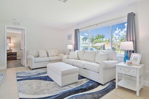 Azul - Spacious living with TV and pull-out couch