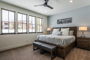 Bedroom 1 - King bed