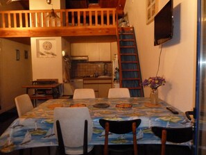salle de séjour et cuisine au fond