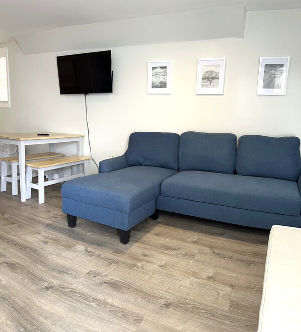 Living rm: large seating ares