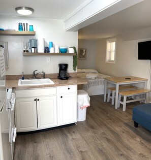 Kitchen: Pleanty of space