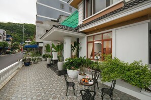Vista frontal de la propiedad