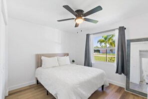 Queen bed with brand new mattress.
Black out curtains.
Linens provided.