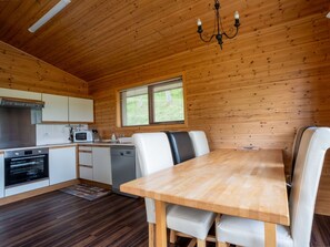 Propriété, Meubles, Table, Comptoir, Cabinetry, Bois, Design Intérieur, Fenêtre, Sol, Appareil De Cuisine
