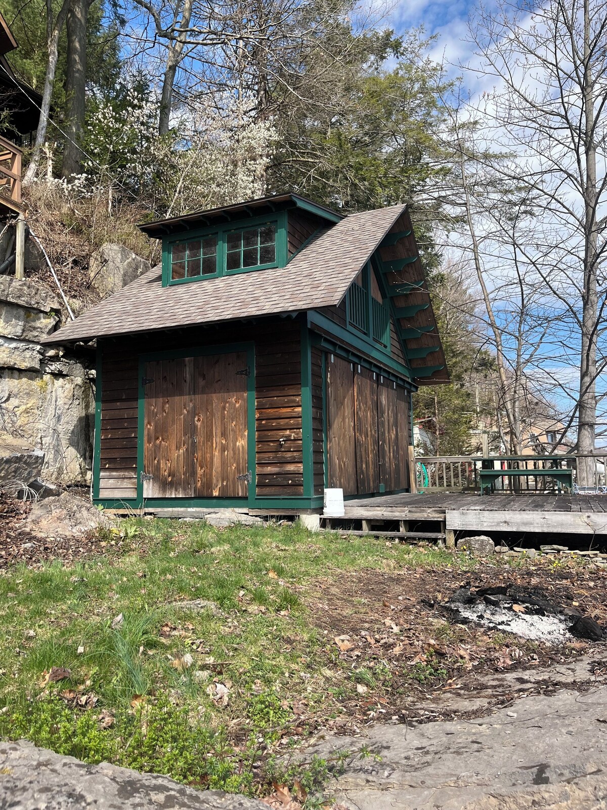 Stunning cottage on Cayuga Lake, near wineries, waterfalls, Cornell University