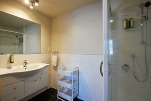 2 bedroom ocean view apartment with lift access