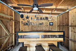 Cozy bar area to enjoy some drinks before heading out. 