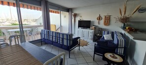 Vue du salon, du coin repas
