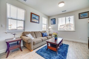 Living Room | Queen Sleeper Sofa | Free WiFi | Smart TV