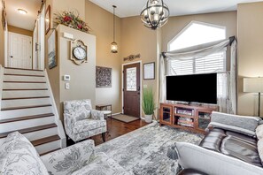 Living Room | Free WiFi | Central Heating & A/C | Smart TV | 1st Floor