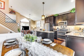 Dining Area | Dishware/Flatware Provided | 1st Floor