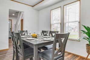 Dining Room | Central Air Conditioning/Heat | Free WiFi