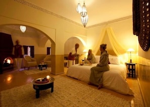 Exquisite Marrakesh Suite | 2 Bedrooms | Hotaru Suite | Furnished Patio Overlooking the Garden | Shared Sun Terrace and Swimming Pool |Diour Jdad, Zaouia Abbassia, Medina
