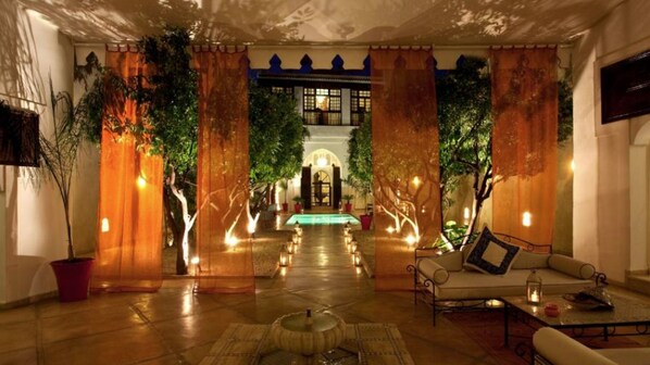 Exquisite Marrakesh Suite | 2 Bedrooms | Hotaru Suite | Furnished Patio Overlooking the Garden | Shared Sun Terrace and Swimming Pool |Diour Jdad, Zaouia Abbassia, Medina