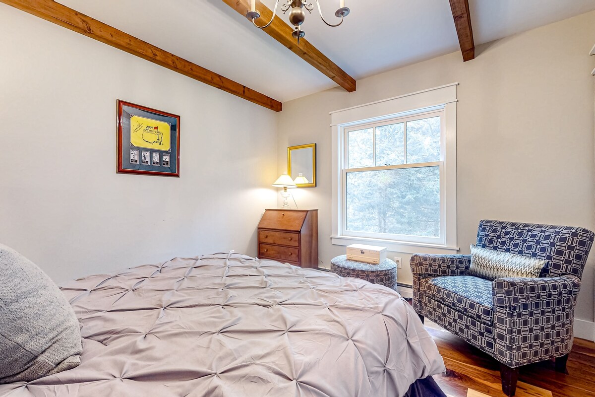 Secluded home with game room, private hot tub, golf, river & mtn views, firepit