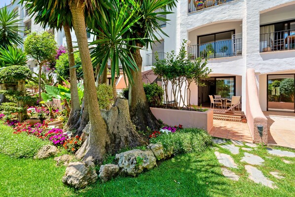Direct access to garden and pool