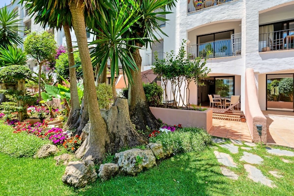 Direct access to garden and pool