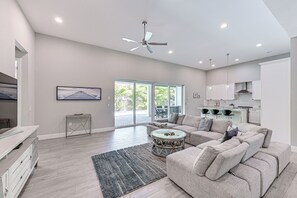 Living Room | Free WiFi | Central A/C & Heat | Smart TV