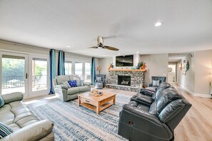 Living Room | Free WiFi | Central A/C | Smart TV