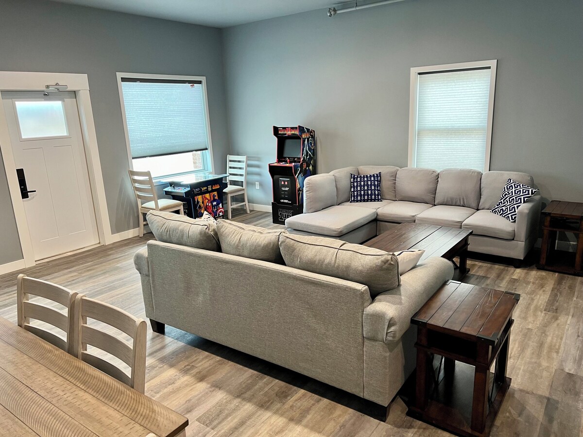 GREAT LOCATION!! Beautiful newly constructed large one bedroom retreat.