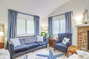 Living Room | Free WiFi | Central Heating & A/C | Smart TV